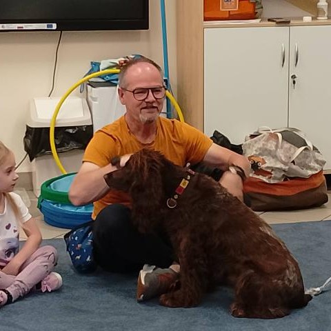 Dogoterapia – nauka, zabawa i merdający ogon